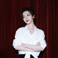 Meski begitu, diakui Iris, transisi dari belakang panggung ke atas panggung bukanlah tanpa tantangan. Iris mengakui bahwa terlepas dari latar belakangnya di radio, interaksi langsung di panggung sering menawarkan momen-momen tak terduga yang membuatnya gugup. Foto: Instagram @xiraniris