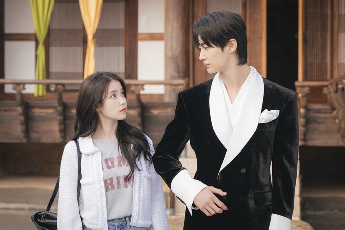 Penampilan IU dan Byeon Woo Seok dalam drama Korea Perfect Crown.