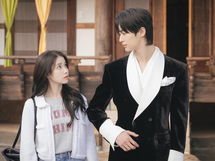 Penampilan IU dan Byeon Woo Seok dalam drama Korea Perfect Crown.