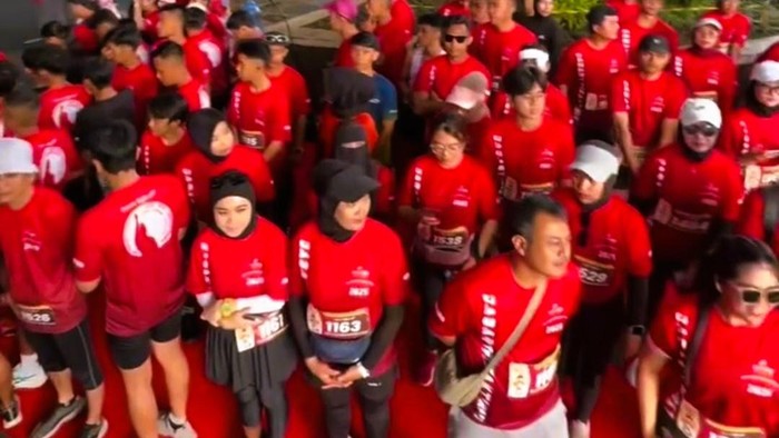 Warga mengikuti ajang Jabar Trisakti Run 2025. Kegiatan lari sehat sejauh 5 kilometer ini sukses menggabungkan gaya hidup sehat dengan semangat kebangsaan dan kearifan budaya lokal.