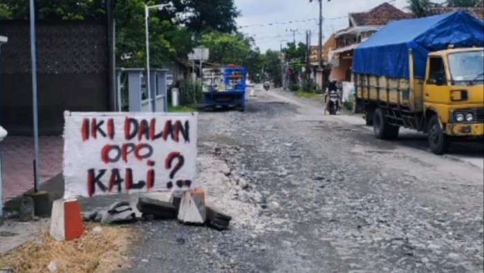 Jalan rusak di Desa Candirejo, Kecamatan Ponggok Kabupaten Blitar