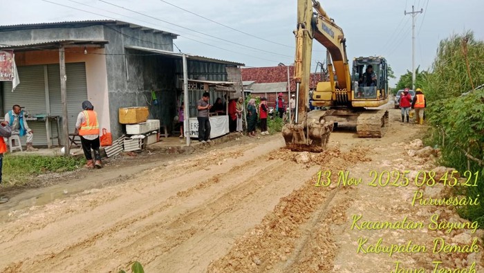 Jalan rusak yang sempat diprotes warga Sayung ke pihak pembangunan Jalan Tol Semarang - Demak kembali diurug, Kamis (13/11/2025).