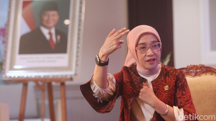 Menteri Pendayagunaan Aparatur Negara dan Reformasi Birokrasi (MenPAN-RB), Rini Widyantini, melakukan wawancara dalam acara Jejak Pradana di Jakarta, Kamis (13/11/2025).