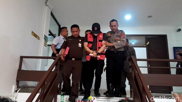 Kadis Koperasi, UKM, Perindustrian, dan Perdagangan Kota Medan Benny Iskandar Nasution diboyong dari Kejari Medan. (Nizar Aldi/detikSumut)