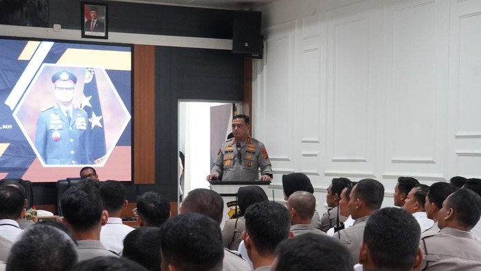 Kapolda Bangka Belitung Irjen Viktor T Sihombing memberikan arahan ke jajarannya.