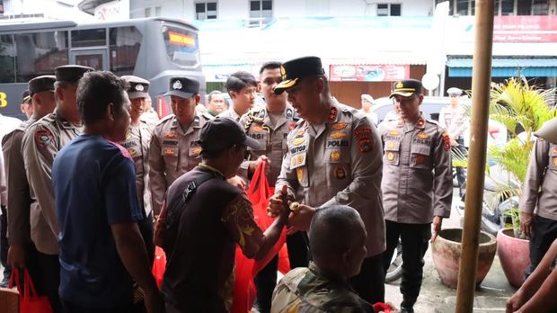 Kapolda menyempatkan waktu bertemu dengan masyarakat.