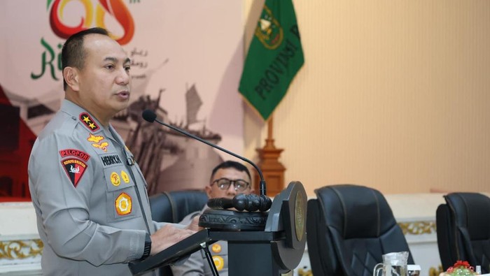 Kapolda Riau Irjen Pol Herry Heryawan membuka pelatihan bagi penyidik/penyidik pembantu dan PPNS di Gedung Balai Serindit, Pekanbaru, Kamis (13/11/2025).