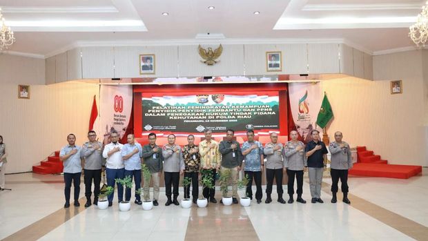 Kapolda Riau Irjen Pol Herry Heryawan membuka pelatihan bagi penyidik/penyidik pembantu dan PPNS di Gedung Balai Serindit, Pekanbaru, Kamis (13/11/2025).
