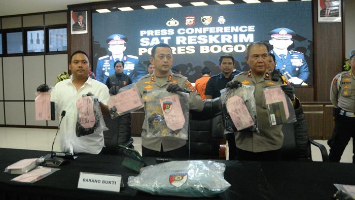 Kapolres Bogor AKBP Wikha Ardilestanto saat jumpa pers mengungkap kasus pembunuhan sopir taksi online, Kamis (12/11/2025).