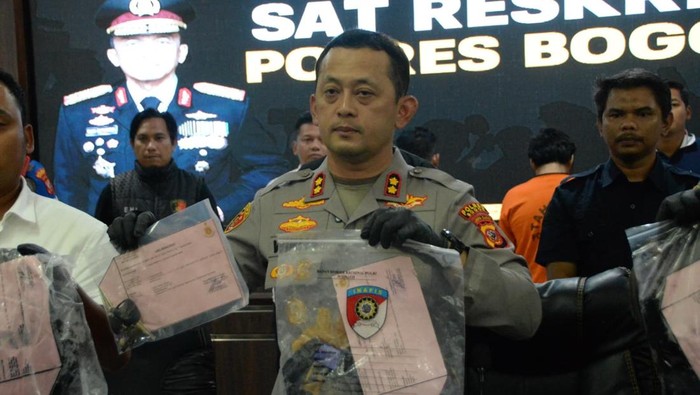 Kapolres Bogor AKBP Wikha Ardilestanto saat jumpa pers mengungkap kasus pembunuhan sopir taksi online, Kamis (12/11/2025).