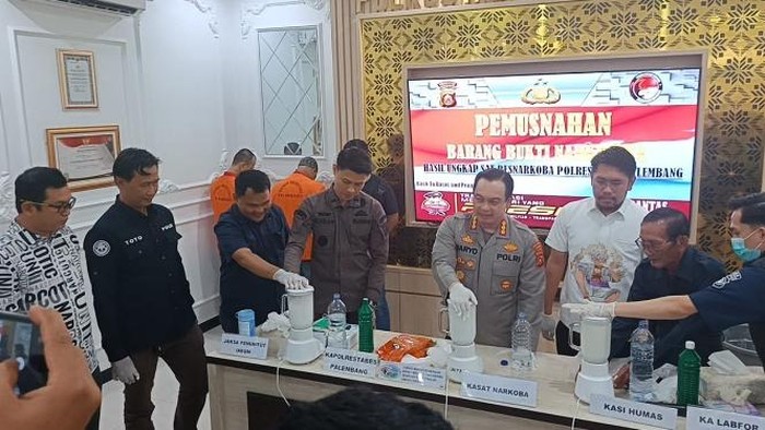 Kapolrestabes Palembang Kombes Harryo Sugihhartono  saat memusnahkan narkoba.