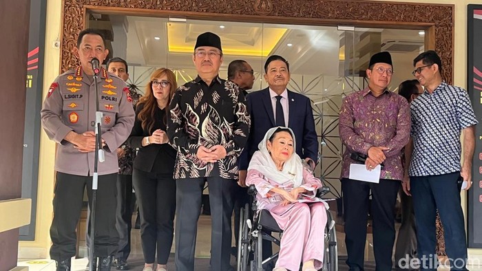 Kapolri Jenderal Listyo Sigit usai audiensi Komisi Percepatan Reformasi Polri bersama sejumlah tokoh yang tergabung dalam GNB. (Rumondang/detikcom)