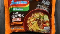 Terbaru, The Ramen Rater cicip Indomie Rasa Rawon Pedas Mercon khas Jawa Timur. Ia juga memberi skor 2,5. Baginya, rasa kuahnya mirip lada Sichuan. Bukan favorit saya, tapi menyenangkan untuk dicoba, tulis Ramen Rater. Foto: The Ramen Rater