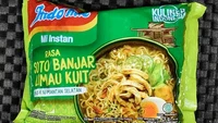 Terinspirasi makanan khas Kalimantan Selatan, Indomie meluncurkan varian Soto Banjar Limau Kulit. Ramen Rater menyebut varian ini enak dengan paduan isian daging dan bawang goreng. Ia beri rating 4! Foto: The Ramen Rater