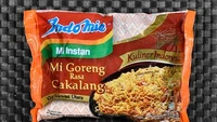 Indomie juga mengeluarkan varian Mi Goreng Rasa Cakalang Khas Sulawesi Utara. Bagi The Ramen Rater, mie ini punya aroma smoky tuna yang sedap dan jejak rasa manis pedas yang nikmat. Ia kasih rating 4,5! Foto: The Ramen Rater