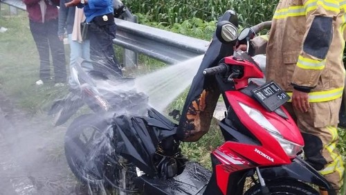 Kebakaran sepeda motor di Jalan Bypass II Lombok Barat akibat parfum di dalam jok motor meletup, Rabu (12/11/2025). (Dok. Disdamkar Lombok Barat)