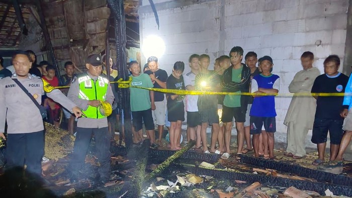TKP ditemukannya korban yang tewas dalam insiden kebakaran rumah di Desa Dokoro, Kecamatan Wirosari, Grobogan, Rabu (12/11/2025) malam.