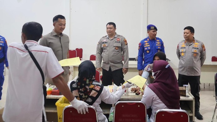 Kegiatan donor darah di Polres Pelalawan dalam rangka HUT Polairud ke-75.