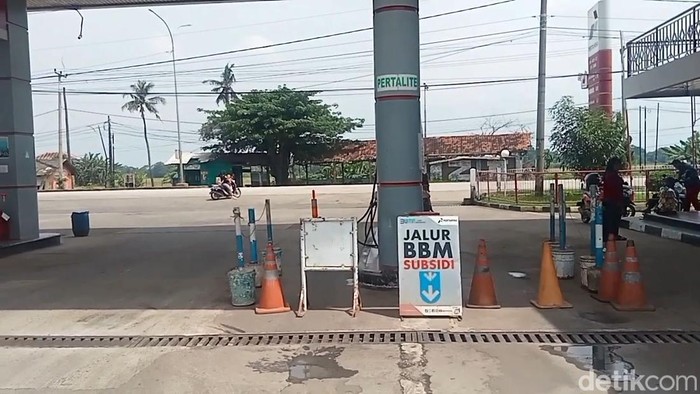 BBM Langka di SPBU Jalur Pantura Subang, Pengendara Berburu Eceran