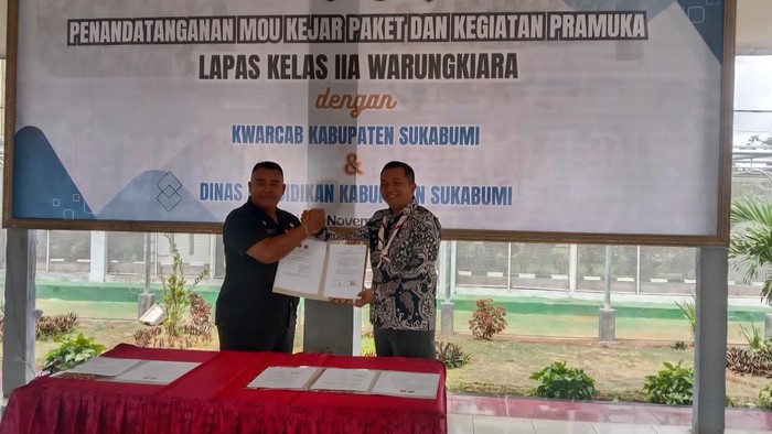 Kepala Lapas Warungkiara dan Kadisdik Sukabumi Deden Sumpena berjabat tangan usai menandatangani perpanjangan MoU program Kejar Paket