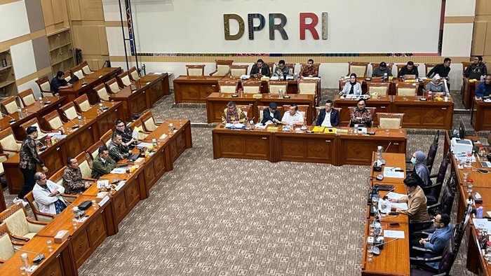 Komisi III DPR dan pemerintah menggelar rapat pengambilan tingkat I terhadap revisi Undang-Undang (RUU) tentang Perubahan atas Nomor 8 Tahun 1981 tentang Kitab Undang-Undang Hukum Acara Pidana (KUHAP). Seluruh fraksi di Komisi III DPR menyatakan sepakat RKUHAP dibawa ke paripurna.