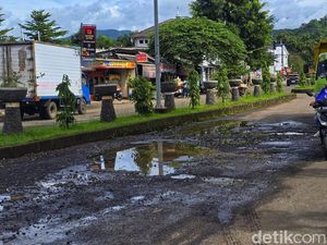 Warga Keluhkan Kerusakan Jalan di Depan RSUD Palabuhanratu