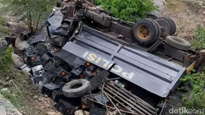 Kondisi mobil Dalmas Polres Dompu yang alami kecelakaan tunggal di tanjakan Moti To,i Kempo, Dompu, Kamis (13/11/2025).