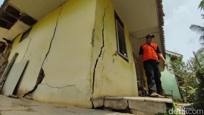 Kondisi retakan rumah cukup besar akibat pergerakan tanah di Desa Payungagung Kecamatan Panumbangan, Kabupaten Ciamis.