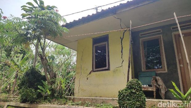 Kondisi retakan rumah cukup besar akibat pergerakan tanah di Desa Payungagung Kecamatan Panumbangan, Kabupaten Ciamis. Kondisi retakan rumah cukup besar akibat pergerakan tanah di Desa Payungagung Kecamatan Panumbangan, Kabupaten Ciamis.