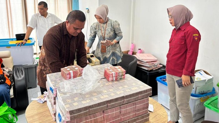 Kejari menerima uang barang bukti atas kasus korupsi disdik Jambi