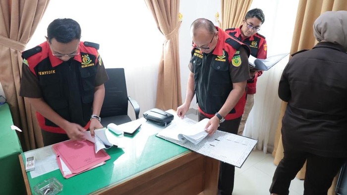 Penyidik Kejati Bengkulu saat melakukan pengeledahan di kantor BPN Bengkulu Tengah terkait korupsi pembebasan lahan tol
