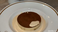 Sebagai penutup, ada menu Tiramisu (Rp100.000) yang disajikan dengan lady finger, mascarpone, bubuk cokelat, dan saus baileys yang creamy sedikit pahit. Foto: detikcom/Riska Fitria