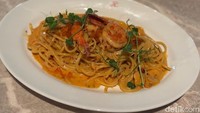 Creamy Chili Oil Pasta (Rp185.000) juga bisa jadi pilihan olahan linguini, cured egg yolk, ikura, dan udang tiger garing. Rasanya pedas gurih dengan aroma bawang putih. Foto: detikcom/Riska Fitria