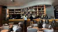 Terletak di SCBD, KYRO hadir dengan konsep glasshouse modern dan elegan, menawarkan suasana santai untuk makan siang maupun lounge bernuansa mewah. Foto: detikcom/Riska Fitria