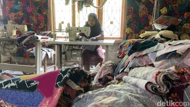 Produk kain perca karya Beni Triyono di rumahnya di Sentolo, Kulon Progo, Kamis (13/11/2025)