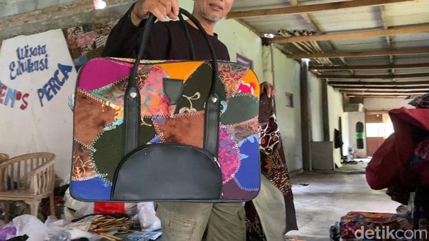 Produk kain perca karya Beni Triyono di rumahnya di Sentolo, Kulon Progo, Kamis (13/11/2025)