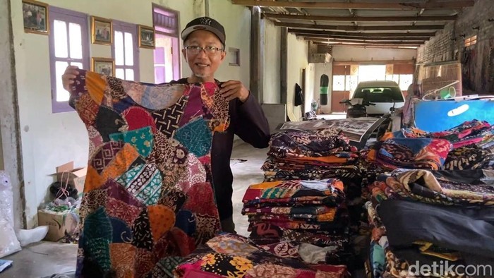 Produk kain perca karya Beni Triyono di rumahnya di Sentolo, Kulon Progo, Kamis (13/11/2025)