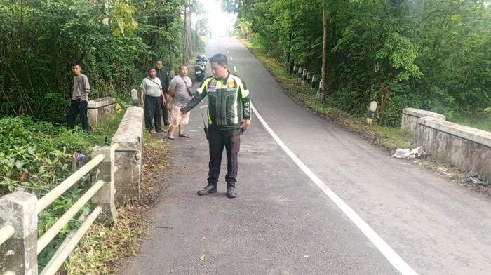 Lokasi kecelakaan yang melibatkan mobil pikap L300 AA 8943 CE dengan sepeda motor Yamaha Mio AA 3381 JK di Jalan Raya Bandongan-Windusari Magelang, Kamis (13/11/2025).