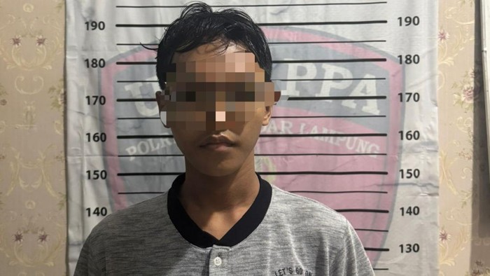 Mahasiswa pelaku perekaman teman asramanya saat ditangkap polisi.