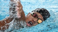 Perenang Tasya Sahira Anggreani saat mengikuti nomor 200 meter gaya bebas putri kejuaraan terbuka akuatik Indonesia 2025 di Stadion Akuatik, Kompleks GBK, Senayan, Jakarta, Rabu (12/11/2025). ANTARA FOTO/Fauzan
