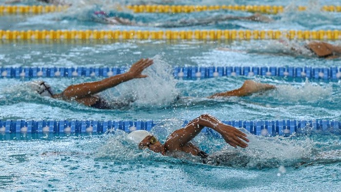 Perenang Moses Arif saat mengikuti nomor 100 meter gaya dada putra kejuaraan terbuka akuatik Indonesia 2025 di Stadion Akuatik, Kompleks GBK, Senayan, Jakarta, Rabu (12/11/2025). Sebanyak 1.523 atlet mengikuti kejuaraan yang terdiri dari lima cabang olahraga yaitu renang, polo air, loncat indah, renang artistik, dan renang master sebagai wadah pembinaan sekaligus menjadi tolok ukur perkembangan atlet di berbagai daerah serta menjadi ajang seleksi nasional untuk memperkuat Timnas Indonesia di SEA Games 2025 di Thailand pada Desember mendatang. ANTARA FOTO/Fauzan