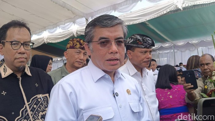 Menaker Yassierli saat acara pelepasan peserta magang asal Bali dan Indonesia Timur ke Jepang di Lapangan Puputan Margarana Niti Mandala Denpasar, Kamis (13/11/2025).
