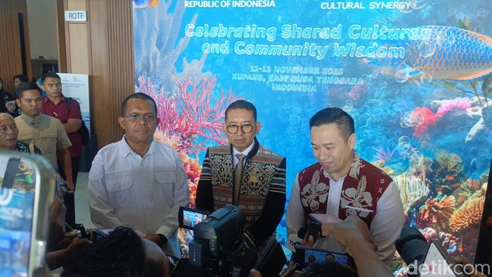 Menbud RI Fadli Zon didampingi Gubernur NTT Melki Laka Lena, dan Wali Kota Kupang Christian Widodo saat memberikan keterangan kepada awak media, Kamis (13/11/2025).