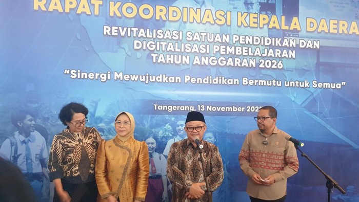 Mendikdasmen usai Rapat Koordinasi Kepala Daerah Revitalisasi Satuan Pendidikan dan Digitalisasi Pembelajaran Tahun Anggaran 2026 di ICE BSD Tangerang, Banten, Kamis (13/11/2025).