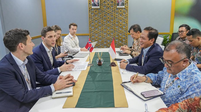 Menteri Lingkungan Hidup Hanif Faisol Nurofiq menerima langsung kunjungan Menteri Iklim dan Lingkungan Norwegia, Andreas Bjelland Eriksen (dok Kementerian Lingkungan Hidup)