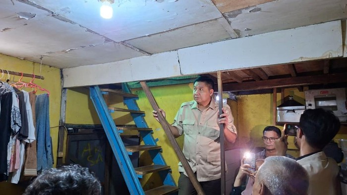 Menteri Perumahan dan Kawasan Permukiman (PKP) Maruarar Sirait mengecek kondisi rumah penerima bantuan bedah rumah