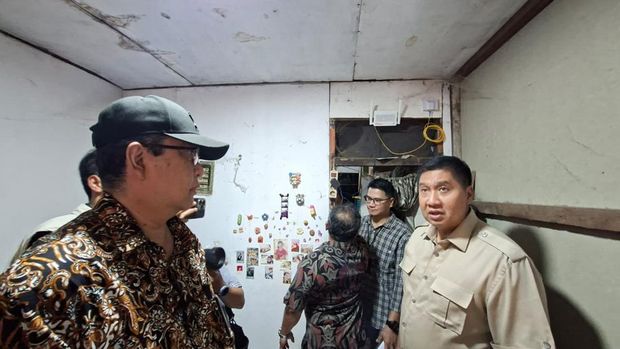 Menteri Perumahan dan Kawasan Permukiman (PKP) Maruarar Sirait mengecek kondisi rumah penerima bantuan bedah rumah