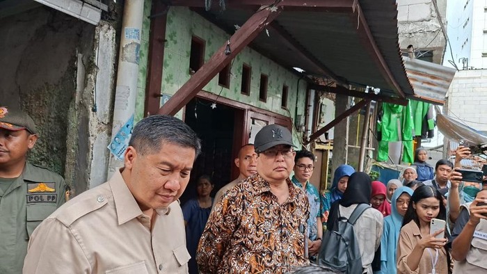Menteri Perumahan dan Kawasan Permukiman (PKP) Maruarar Sirait mengecek kondisi rumah penerima bantuan bedah rumah
