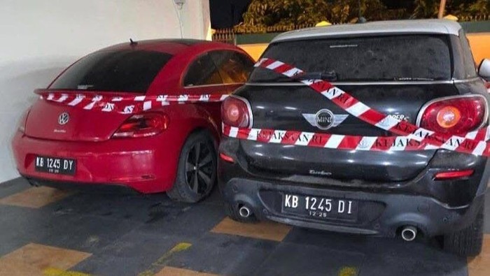 Mini Cooper dan Volkswagen (VW) kodok disita Tim Penyidik Bidang Tindak Pidana Khusus Kejaksaan Tinggi (Kejati) Kalimantan Barat (Kalbar). Mobil-mobil mewah tersebut disita saat penggeledahan rumah HN di Jalan Purnama II, Komplek Purnama Elok, Kelurahan Parit Tokaya, Kecamatan Pontianak Selatan, Kota Pontianak.