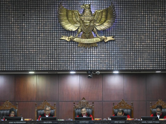Ketua Mahkamah Konstitusi (MK) Suhartoyo (tengah) didampingi Wakil Ketua MK Saldi Isra (kedua kiri), anggota Majelis Hakim MK Arief Hidayat (kedua kanan), Daniel Yusmic P. Foekh (kanan) dan Enny Nurbaningsih (kiri) membacakan putusan uji materiil UU Polri di Gedung MK, Jakarta, Kamis (13/11/2025). MK mengabulkan uji materiil terhadap pasal 28 ayat (3) UU No. 2 tahun 2002 tentang Kepolisian Negara Republik Indonesia sehingga kini anggota Polri aktif harus mengundurkan diri atau pensiun untuk menduduki jabatan di luar kepolisian. ANTARA FOTO/Hafidz Mubarak A/bar